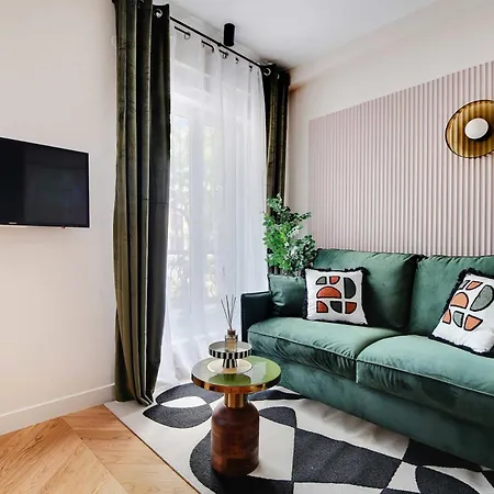 Entire Near The Eiffel Tower *